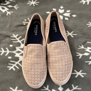 Sperry tennis shoes 💕